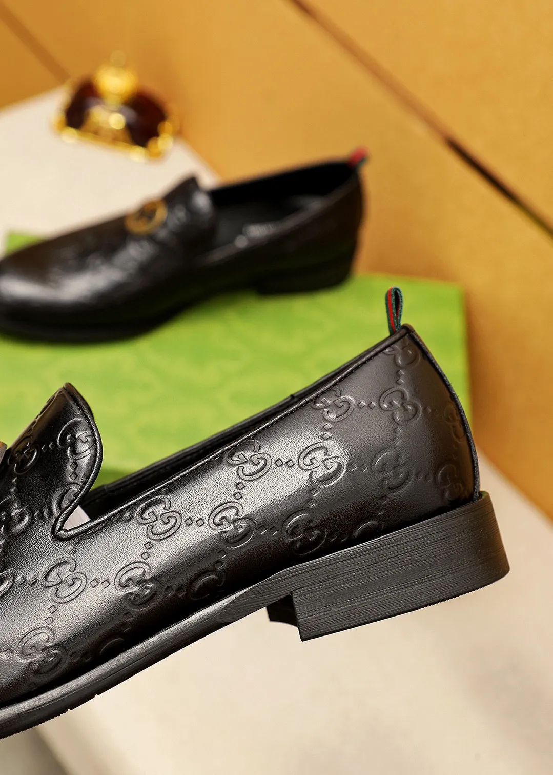Men's shoes 💰400 💐 Product trademark: GUCCI "Gucci" casual leather shoes Regular size: 39-44 (38.45.46🉑️Customized) Product materials: Selected imported first-layer calfskin embossed upper + original hardware buckle, imported 🐑 sheepskin lining. Strong three-dimensional visual effect, combined outsole Color: 1⃣️color optional
